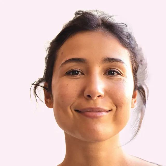Femme brune d’une trentaine d’années, cheveux relevés en chignon lâche, peau nue