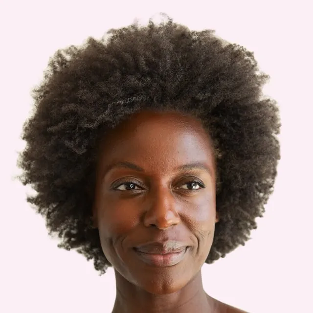 Femme noire d’une quarantaine d’années, cheveux crépus en afro