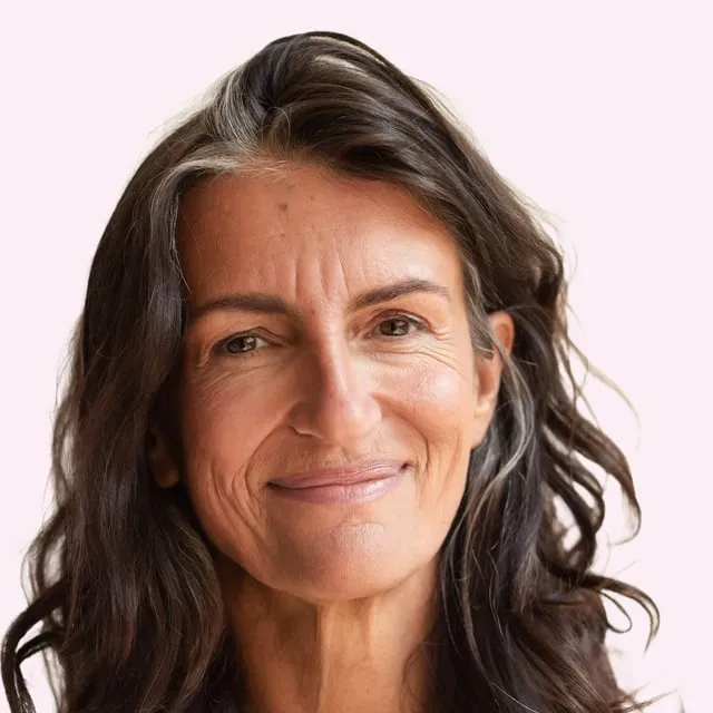 Femme méditerranéenne à la peau mate, longs cheveux ondulés et mèches grises